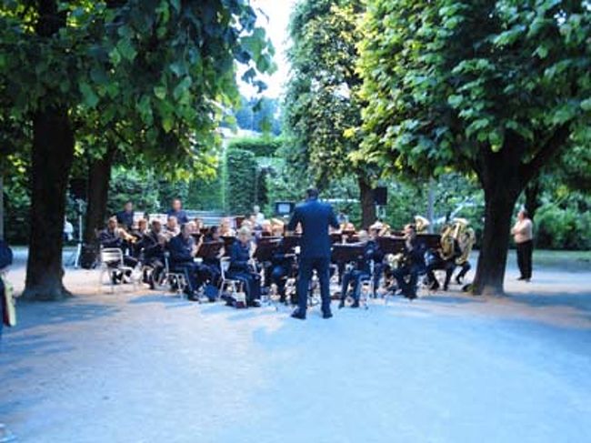 ミラベル庭園のコンサート<br /><br />夜、ホーエンザルツブルク城のライトアップが見たいと思いミラベル庭園に行くと、なにか音楽が聞こえてくる。近寄っていくと、なんとオーケストラが演奏をやっていました。結構、多くの観光客が来ています。この時期のヨーロッパは午後９時でもまだ、空は明るい。空が暗くなるの待ってザルツッファ川の上にかかる橋の上に。ここからの景色も最高です。でも、近くで雷鳴が。空も暗くなりちょっとヤバいと思いホテルへ向かったのですがあと一歩のところで降られてしましました。<br />