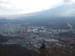 富士急ハイランドを一望できるスポットがあります。河口湖町や富士吉田の街並みも見ることができました。