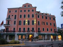 ベネチアでのお宿はHotel Riviera Venezia。本島内宿泊も色々と画策したのですが、高いし狭いし道悪いしで条件悪く、さんざん悩んだ挙句、各所で評判が良かったリド島にホテルをとったのです。

ここはベネチアのホテルの中では大きい方でしょうか？ヴァポレット乗り場の目の前なのが高得点です。ダブルルーム3泊、朝食付きで46,000円也。

あまり東洋系の人が多くないのか、ホテルに入ってこちらから名乗る前にすぐに『Mr. Suzuki!!』とフロントの方に声をかけられました。ここのフロントは親切でしたが、いろんなホテルでできると聞いていたゴンドラセレナーデの予約はここではできませんでした。