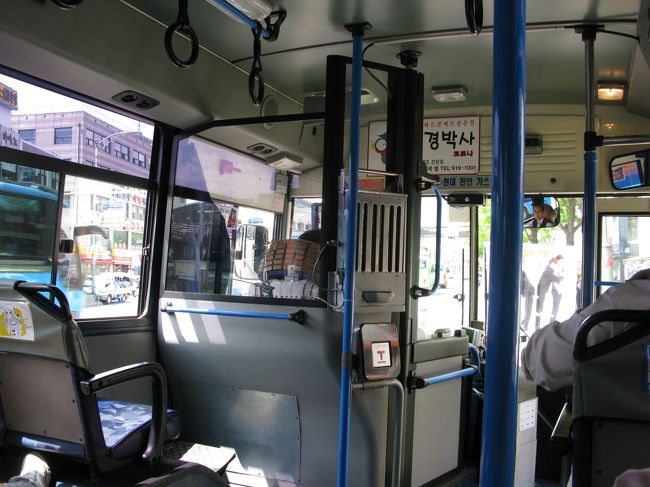 さてその地下鉄景福宮駅近くのバス停より、<br />バスで付岩洞へ向かいました。900ウォンなり。<br />付岩洞への行き方等はこちらを参考にしました。<br /><br />*付岩洞*<br />http://www.konest.com/contents/area_hot_report_detail.html?id=4318