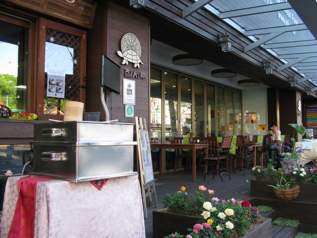 ここの1階は餅菓子屋さん。<br />なるほど、そういう関係だったのねー