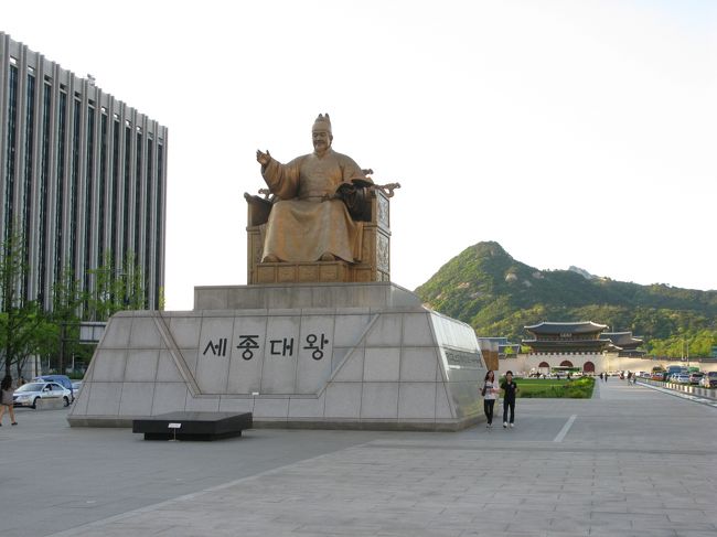 18:30<br />「使い勝手のいいバス、走っていないかなー」と<br />バス停を探しつつ、道中興味深いお店などがあり、<br />立ち寄ったりしていたら･･･<br /><br />気がついたら光化門広場！よく歩きました（笑）<br /><br />で、この像はセジョンイヤギ。<br />韓国の方が尊敬する世宗大王様なのです。<br /><br />*セジョンイヤギ*<br />http://www.seoulnavi.com/miru/1398/