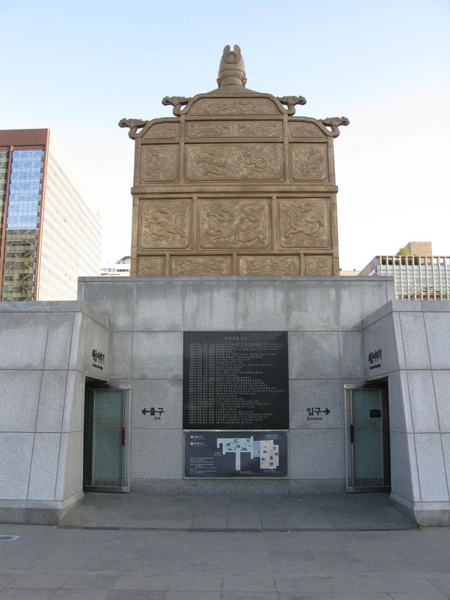 この像の裏側には入口があり、中に入ると･･･