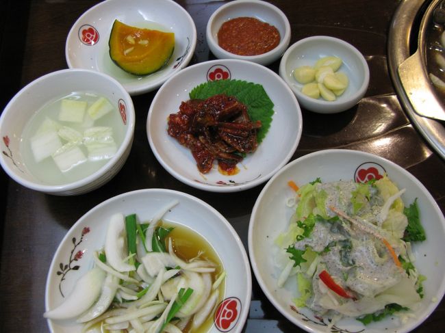 このお店はプルコギがおいしいと評判。<br />というわけで、プルコギを注文♪<br /><br />薬味などがじゃんじゃん出され･･･