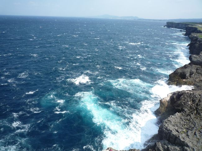 灯台を降りてから座喜味城跡に行こうと思っていたのですが、やはり日差しの暑い中歩いてきたので疲れが…(^-^;<br /><br />予定変更して、ホテルへ戻ることに。<br /><br />帰る途中にあった「御菓子御殿」でちょっとお土産を物色してまた歩いてホテルへ戻りました。<br /><br /><br /><br />この日の夜はホテル内の寿司食べ放題へ。<br />食べ放題と言ってもイマイチ魚の名前が沖縄式になっていたので？？な部分が多く、板さんが一通りお出ししますねということだったので、アドバイス通りに。<br />一通り食べて再度食べたいものをリクエストしました。<br />味はまあまあでした。