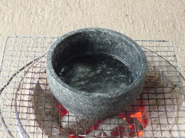 さて、いきなり次の日。<br /><br /><br />本日は塩づくり体験しにホテルの近所、「Gala青い海」へ。<br />ホテルからは歩いて１５分くらいだったでしょうか？<br /><br />いくつか体験施設があって、その中の一つに塩づくり体験コーナーがあります。<br /><br />受付でお金を払って作業場へ。<br />塩を作るという事は海水を煮詰めるという事。<br />と言う事は火を使う。<br /><br />１０月下旬とはいえ沖縄はまだ暑い。<br />そんな中、火を使うのはちょっとした地獄（失敗した…）<br />扇風機はあるものの、直火には勝てません。<br />作業中暑かった(;￣ー￣川 アセアセ<br /><br /><br />煮詰める塩水は前もって多少煮詰まったものが用意されているようです。（さすがに海水から作るとなると大変のよう）<br /><br /><br />←は始めの方