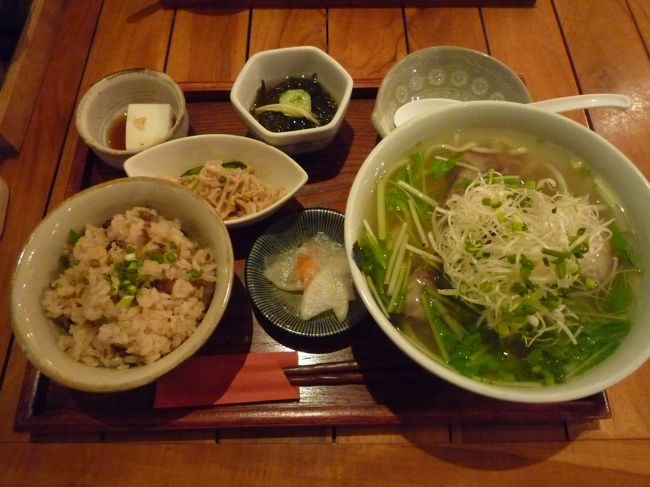 さて、塩づくり体験後はホテルに戻って休憩して、ホテルの室内プールでまったり。<br /><br /><br />（そういえば、昼ごはんの記憶があまりない…。謎）<br /><br /><br /><br />こちらは本日の夕飯。<br /><br />これは昼間に行ったGala青い海の中にあるレストランで沖縄そばを食べました。<br />結構ボリューム満点。