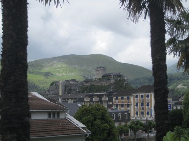 ホテルに荷物を置いて、街歩き開始です。ホテルを出ると、城塞が見えました。小高い岩山の上に建っているようです。