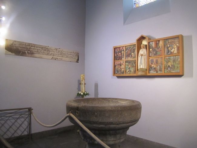 ここには、ベルナデットが洗礼を受けた洗礼盤がありました。