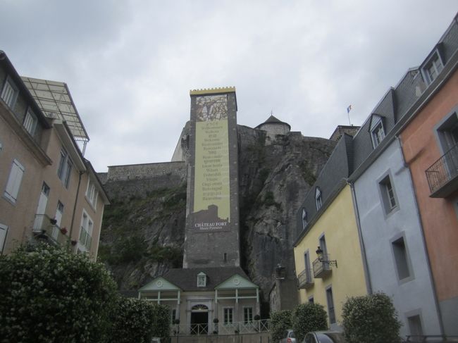 次は、城塞に行ってみます。<br />街のどこからでも見えているので、地図を見る必要はありません。一番上には<br />日本語で「ようこそ」と書いてありました。