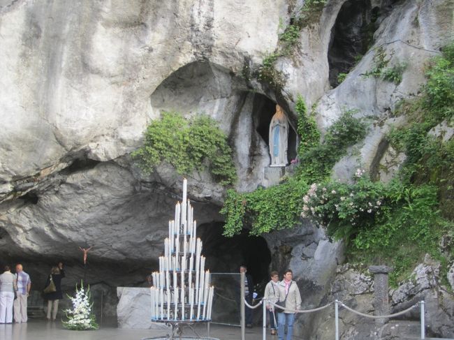 聖堂の下の洞窟に湧水がありました。奇跡の湧水なんだそう。昼間は人が多いそうですが、この時間はすいていました。