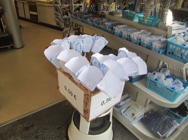 まだ時間があるので、一旦聖域から出て、お土産物屋さんにろうそくを買いに行きました。１つ０.５ユーロで売っていました。