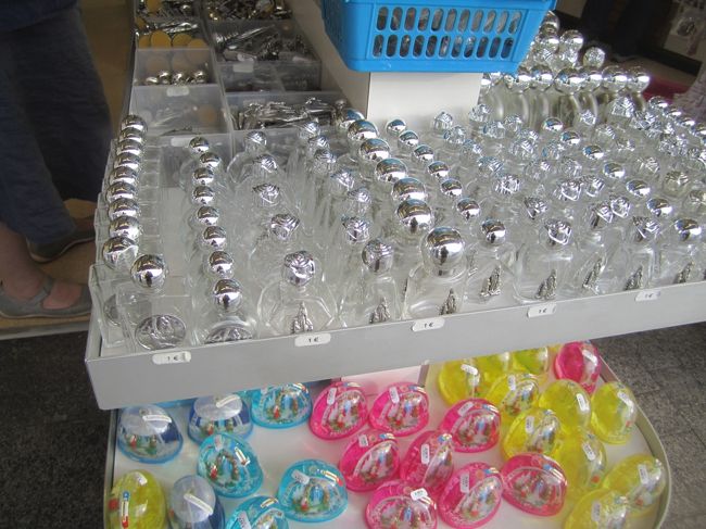 湧水を汲んで帰る容器も売っていました。いろんな種類があります。