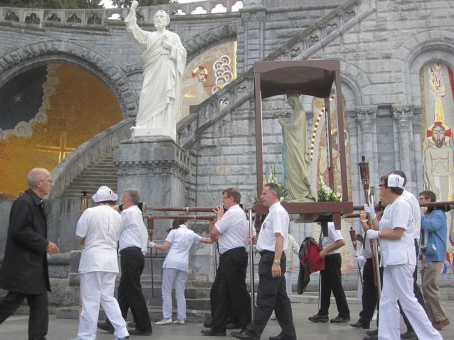 ろうそくを買って、聖域に戻ると、マリア様が登場していました。