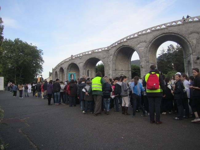 ８時半すぎになると、人がどんどん集まってきます。雲がはれてきたので、明るくなってきました。