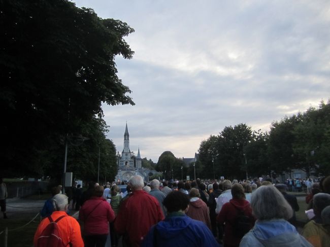 ９時ちょうどに行列が始まりました。すごい人の数です。街にいる人すべてが参加しているんじゃないかと思うくらい大勢の人です。