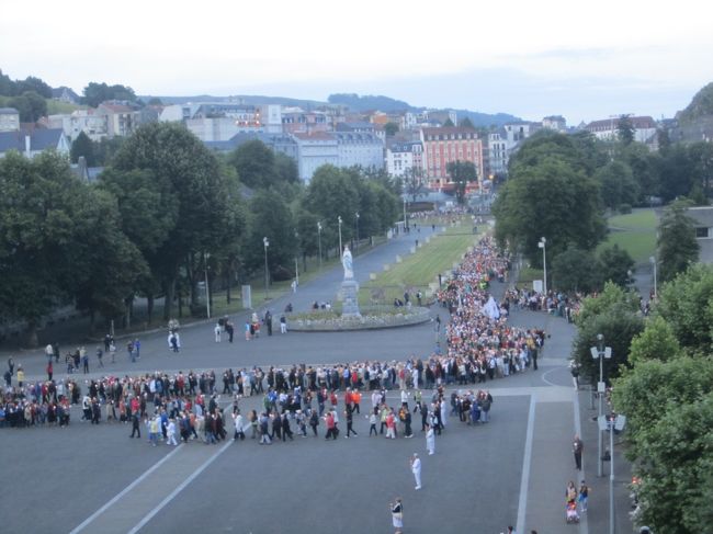 聖域の中をぐるっと歩きました。ろうそくの火がチラチラ見えましたが、まだ明るいので、そこまで神秘的な感じはしませんでした。残念。。９時半を過ぎてもこの明るさです。