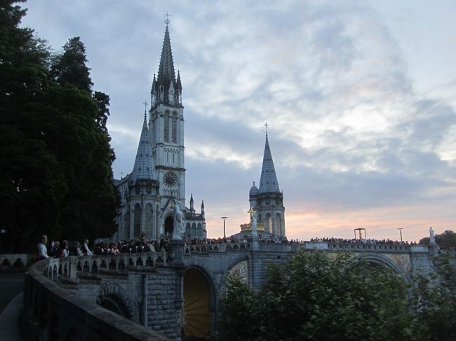 聖堂の上にもびっちり人がいました。<br />ホテルが駅近くで、聖域から少し距離があるので、真っ暗になる前に帰りました。参加者全員でろうそくを持ち、アヴェ・マリアを歌いながら歩くのは、現実離れした体験でした。<br />明日は、もう一度聖域に行って、ゆっくり家族の健康を祈ってきます。
