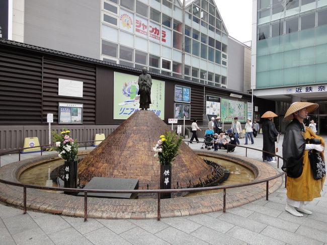 行基像前は、托鉢僧の方々が３人ほどいらっしゃいました。<br /><br />今日は、曇りだから少し涼しくて、よかったですね！