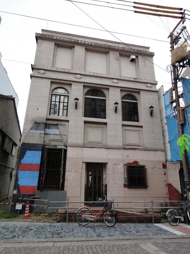 さて、三条通りをＪＲ方面に向けて、歩いていきます。<br /><br />「廃屋マニア」でもある私・・<br /><br />ついつい気になった「廃ビル」をパチリ♪<br />ちょっとお洒落でしょ？！