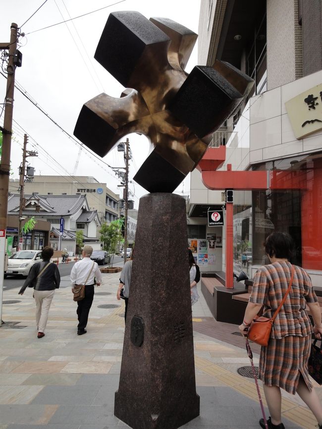 インフォメーション前にあるオブジェです。<br /><br />「華」だそうです！<br /><br />では、インフォメーションに入ってみます(^O^)