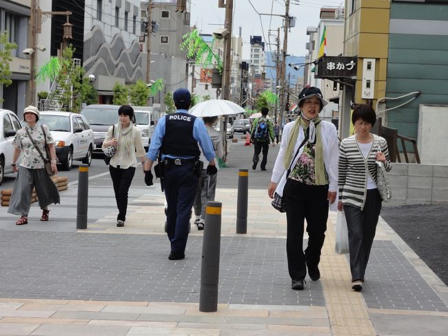 さて、インフォメーションを出ると、おまわりさんが\(◎o◎)／！<br /><br />逃げなきゃ！ではなく（何も悪さはしてないので(^_^;)）、制服大好きの私としては、後ろ姿をパチリ♪<br />