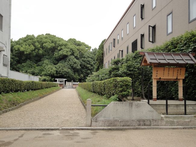 そして、ホテルフジタの横には、なんと古墳があるのですよ♪<br /><br />「開化天皇陵」です。