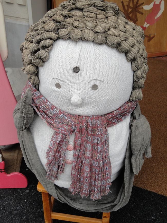 お店の前にあった、可愛いお地蔵さま♪<br /><br />いろんなお店をのぞきながら、ゆっくり歩いていきます(*^_^*)