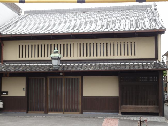 なんだか、雰囲気のあるお宅です。<br /><br />この通りで、ここだけ普通の民家のようです！