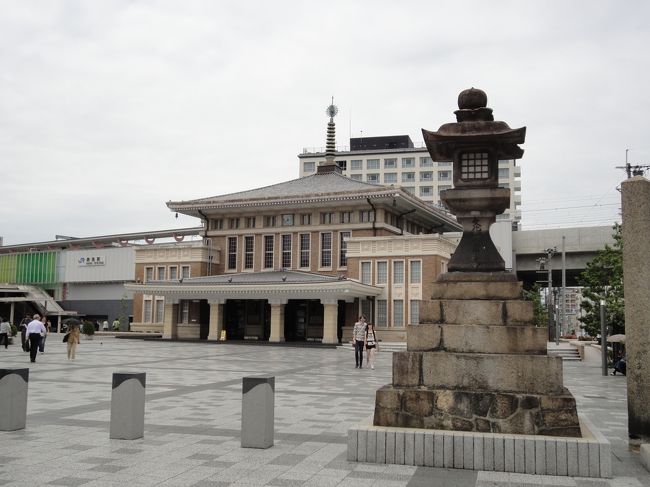 ようやくＪＲ奈良駅に到着です！<br /><br />大好きだったレトロな「元駅舎」は、現在、観光案内所になっています♪<br /><br />この手前の「常夜燈」は、平城京の大極殿の所のものを持ってきているそうです。<br />この左側にもあり、対になっています！<br /><br />石好きなので、ついつい触っちゃいました(*^_^*)