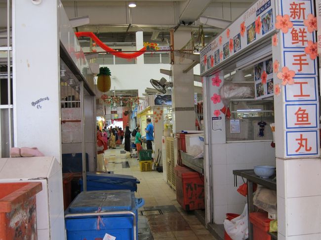 中には、ホーカーズや市場があり<br />とても賑わっている！！<br /><br />肉、魚貝、野菜、フルーツ、お花、、、、、<br />色んなものが売られていて、見ている<br />だけでも楽しいが、、、臭い（笑）。<br />市場なんで仕方ありませんな（笑）。