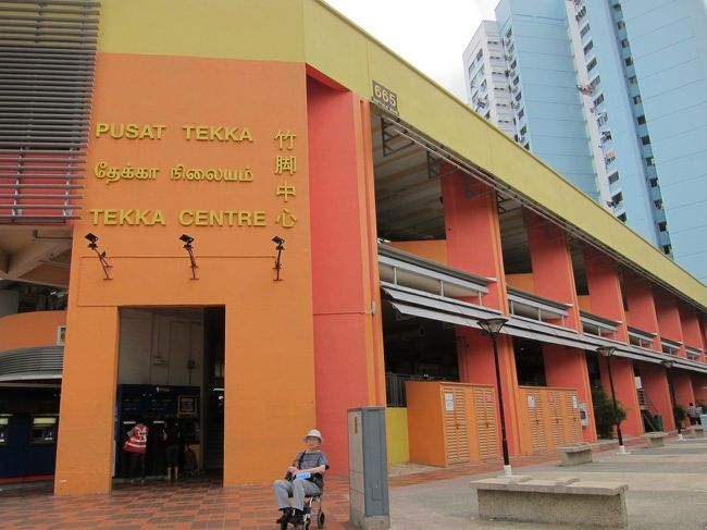 地下鉄を降りて少し歩くと<br />テッカセンターというマーケット発見！！<br /><br />早速中を覗いてみることに。<br />入口にはスロープもあり、シンガポール<br />では当たり前になっててくれて嬉しい。<br />