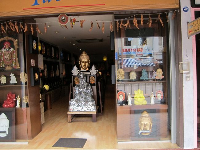 セラグーンロードをしばらく<br />ぶらつくことに。<br /><br />とにかく金関係のお店多し。<br />中ではマダムがいろいろ見ている。<br /><br />一度は行ったら買わないといけなく<br />なるような気がして、入れなかった（笑）。