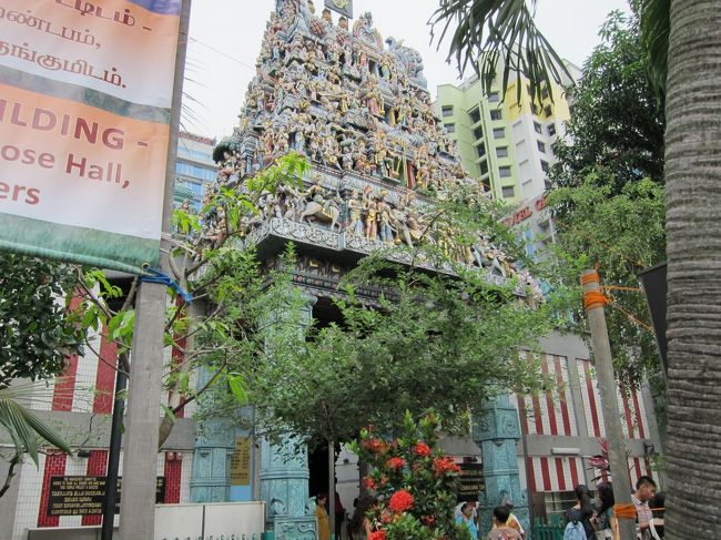 スリヴィラマカリアマン寺院。<br />とても混んでいる！！