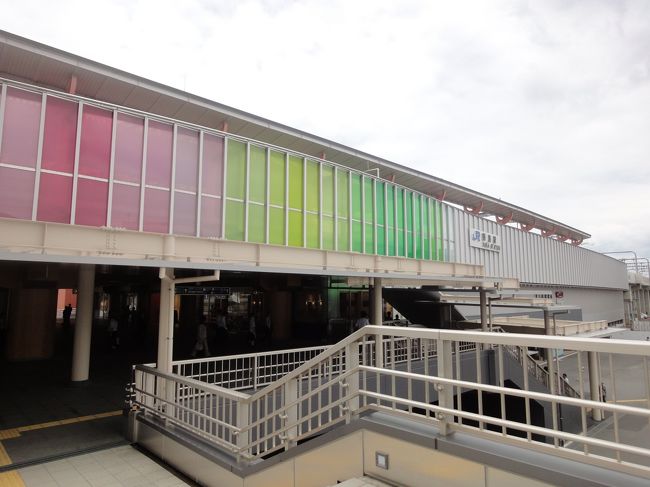 連絡橋から、駅舎をパチリ♪<br /><br />この色合いは、お寺にかかってる布（すいません、なんと呼ぶか知らなくて(^_^;)）の色合いのようです！<br /><br />長谷寺に行った際、本堂にかかってた布と同じ感じの色合いでした(*^_^*)