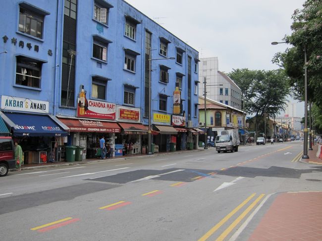 反対がわの道。<br />あっちは車イスで通れるの<br />だろうか...とても歩道が狭い。