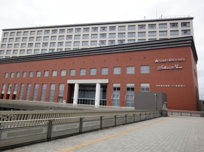 では、連絡橋から、今日のランチバイキング会場である、日航ホテル奈良へヽ(^o^)丿<br /><br />おなかすいたよ〜！！！