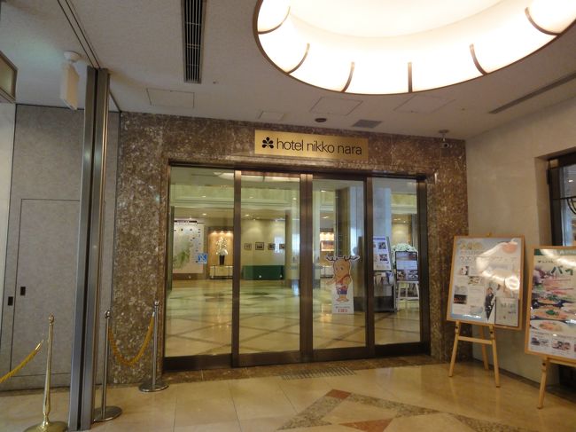 真正面は、商業施設です。<br /><br />左に行くと、ホテル側です。<br />エレベーターで３階へ！<br /><br />ロビーと、レストランは３階です。