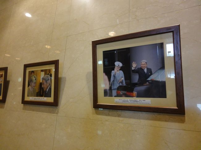 ロビーには、天皇陛下と美智子さま、皇太子さまが泊まられた時のお写真が、飾られています。<br /><br />普段は、「奈良ホテル」のお泊りなのに、２０１０年はなぜかこのホテルに止まられたんですよね♪