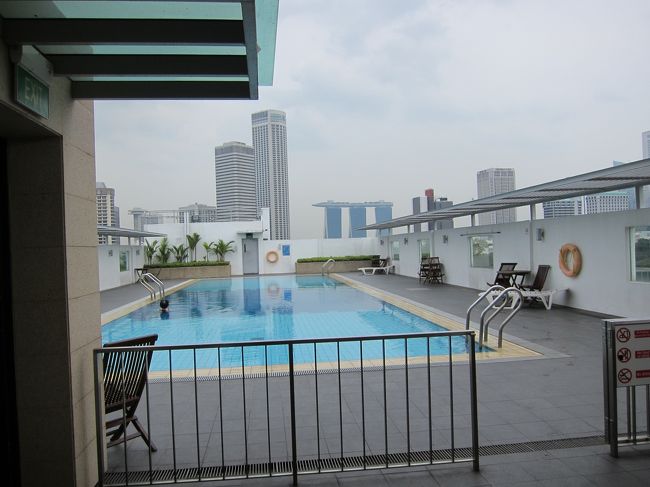 いいだけ満腹になり、疲れもあったので<br />一度宿へ戻ることに。<br />さっきのお店、シンガポールでの<br />食事にしてはまずます高かった！<br />ホーカーズでもよかったかな？<br />でも、ま、いいか...といつも通り<br />開きなおることに。<br /><br />すこし胃が落ち着いてから、プールで<br />ひと泳ぎ！とても気持ちがいいね。<br /><br />めっちゃちいさいですが、遠くに<br />マリーナベイサンズも顔をのぞかせている<br />