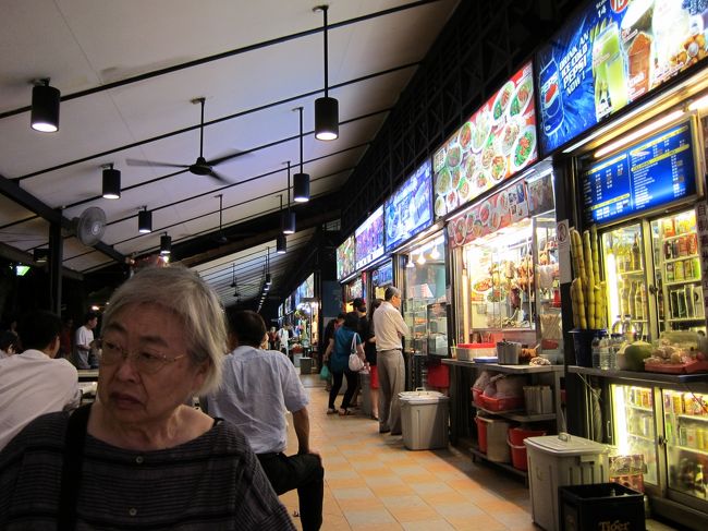 うーん。何にしようか、どこに座ろうか…<br />中央に円形に広がる場所は、満席状態。<br />しかも客引きがすごい！<br />暑さのせいか、メニューがどれも同じように<br />見える。ひーっそれにしても暑い！<br /><br />とりあえず外側の席に母を座らせて<br />私はご飯をゲットしに。<br /><br />フライドホッケンミーのお店を発見。<br />そこで注文。席まで持ってきてくれるらしいが<br />こんなに人がいるのにわかるんかなぁ…<br />不安を抱えつつ、タイガービールを買って席につく。<br /><br />おじさんやおばさんたちが汗をかきかき<br />必死にご飯を作って売りさばいていく。<br />毎日ここでこうして商売していることを<br />考えると、医者がえらいとかパイロットが<br />すごいとか、職業ってそんなことで<br />いいとか悪いとは違うと思った。<br /><br />美味いメシを必死にこしらえてくれる。<br />すごいじゃあねぇかと思ってしまう。