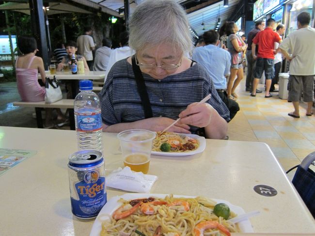 美味い。<br />まわりは観光客もいるけど、会社がえりの<br />ビジネスマンやOLも結構いた。<br /><br />帰りは地下鉄駅からタクシーで変えることに。<br />だがなかなかタクシーが来ない。<br />お行儀よく、タクシースタンドにいても<br />全然こないんで、道路に踏み込んで強引に<br />タクシーをとめ、やっとのれた！