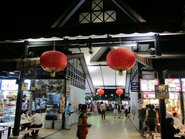 さぁディナーへ出発！<br /><br />今日はビールも飲めるという<br />ニュートンフードセンターへ。<br /><br />とニュートン駅についたまでは順調<br />だったのだが、ここから迷ってしまう。<br />一つ看板はあるものの、どこにあるのか...<br /><br />しばらく歩いてみるが、どんどん<br />暗いオフィス街になるような...<br />こんなところにフードセンターが<br />あるのか？<br /><br />あきらかに違うと判断し、反対方向に<br />進んでみる。あまりこの辺は人が<br />歩いていなくて、なんだか不安に<br />させられる...<br /><br />そして不安になりつつ、しばらくいくと<br />なんとなく明かりが見えてきた。<br />あ〜よかった！<br />なんとかニュートンフードセンターを<br />いつけることができたっ。ほっ。