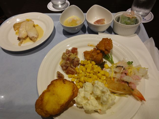 １皿目♪<br /><br />小さい小鉢は、生ハムメロン、冷たい茶わん蒸し、エビの生春巻きです。<br /><br />手前のフレンチトーストが絶品でした♪<br /><br />奥のお皿は、ローストチキンです。