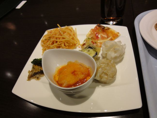 ２皿目♪<br /><br />小鉢は、エビのチリソース♪<br /><br />エビ焼売と肉シュウマイ、おいしかったです！<br />小鉢に隠れてるのは、牛肉のカツレツとお野菜ですが、この肉は堅かったです・・・<br />母と絶句(>_<)<br /><br />でも、他のお料理は、味もよく、満足です！<br /><br />