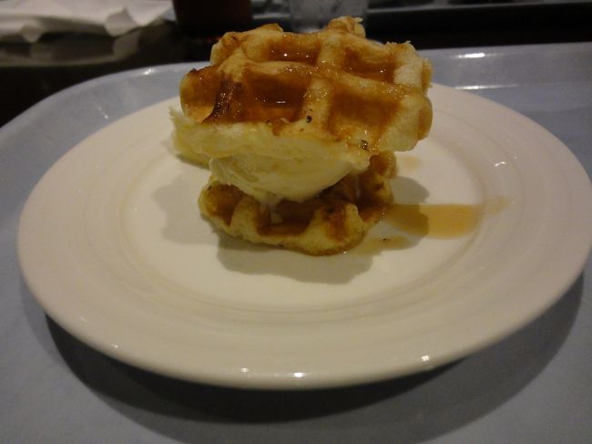 シェフに作ってもらうコーナーで、ワッフルアイスを頼んだのですが、このワッフルは冷凍・・・(^_^;)<br />クレープだったら、その場で作ってくれるようです。