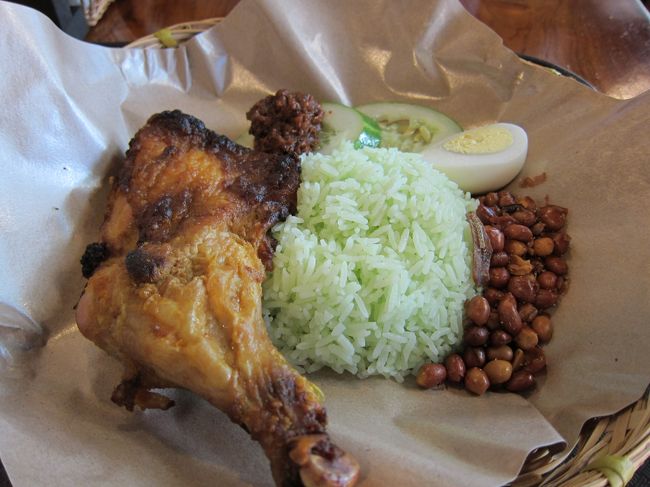 汗だくだくでなんとか昼食に<br />たどり着く。小学生や団体客が増えてきた。