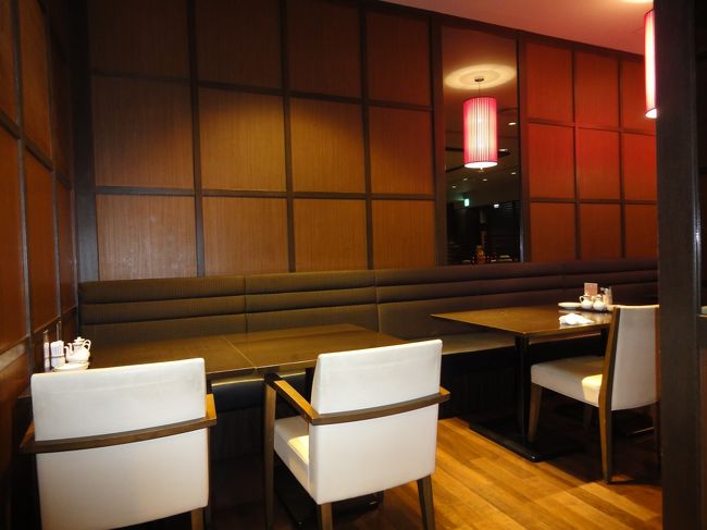 人が多くて、内部を撮れなかったのですが、しばらくするとすいてきたので、座席をパチリ♪<br /><br />さあ、おなかも重くなっちゃったし、また歩いて近鉄奈良駅までカロリー消費しましょう(*^_^*)