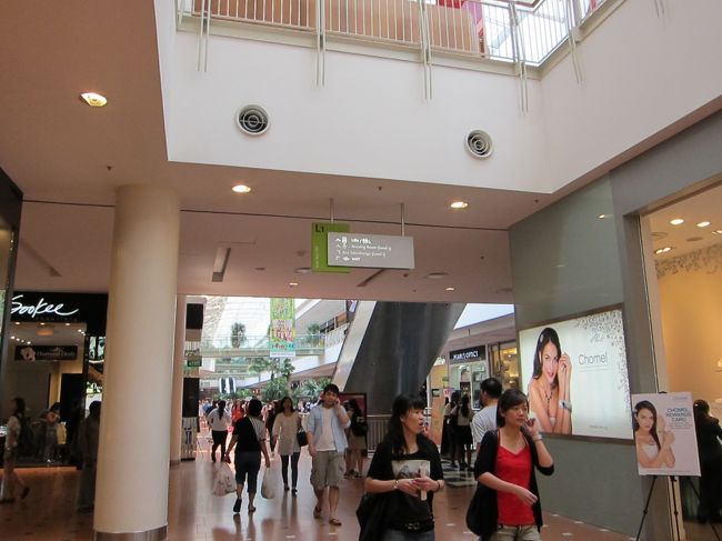 帰りに、ブーンレイの<br />ショッピングモールによってみた。<br /><br />中心部から離れているけど<br />なかなか栄えている！！