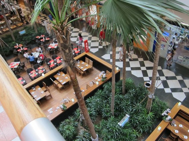 カフェやフードコートがたくさんある。<br />